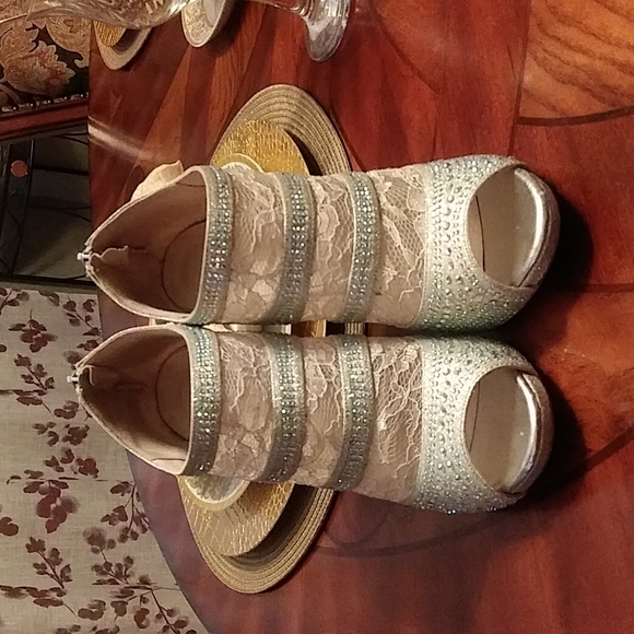 Shoes - Picture 2 of 4